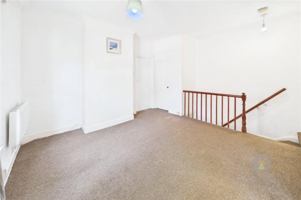 Apartment in Kettering, North Northamptonshire - View 3