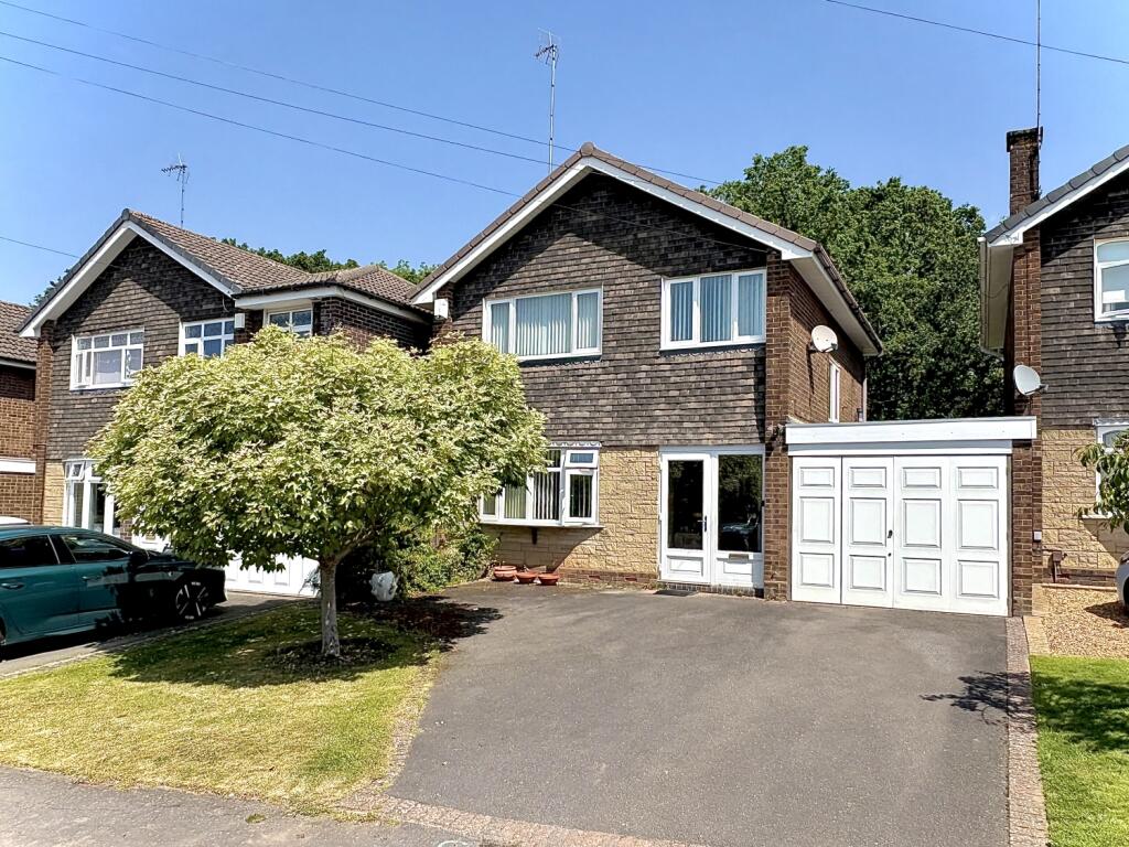 3-bed detached on Longmeadow Drive, SEDGLEY, DY3 3QR, £350,000