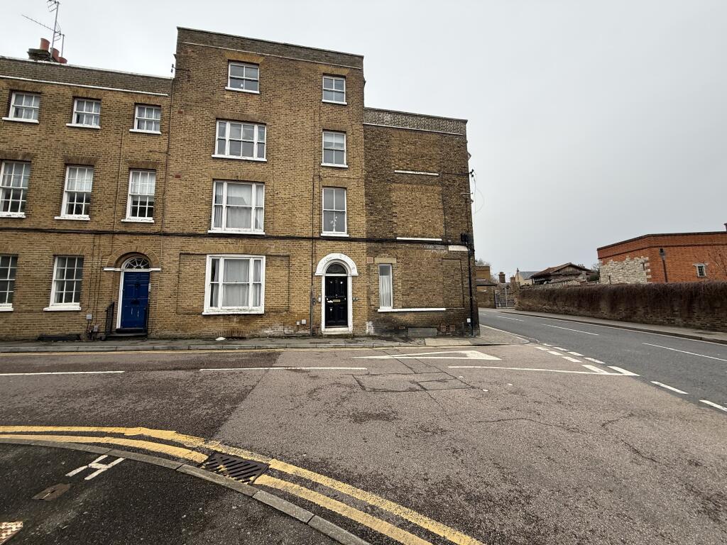 Main image of property: Flat 2, 2 Union Street, Rochester, Kent ME1 1XZ