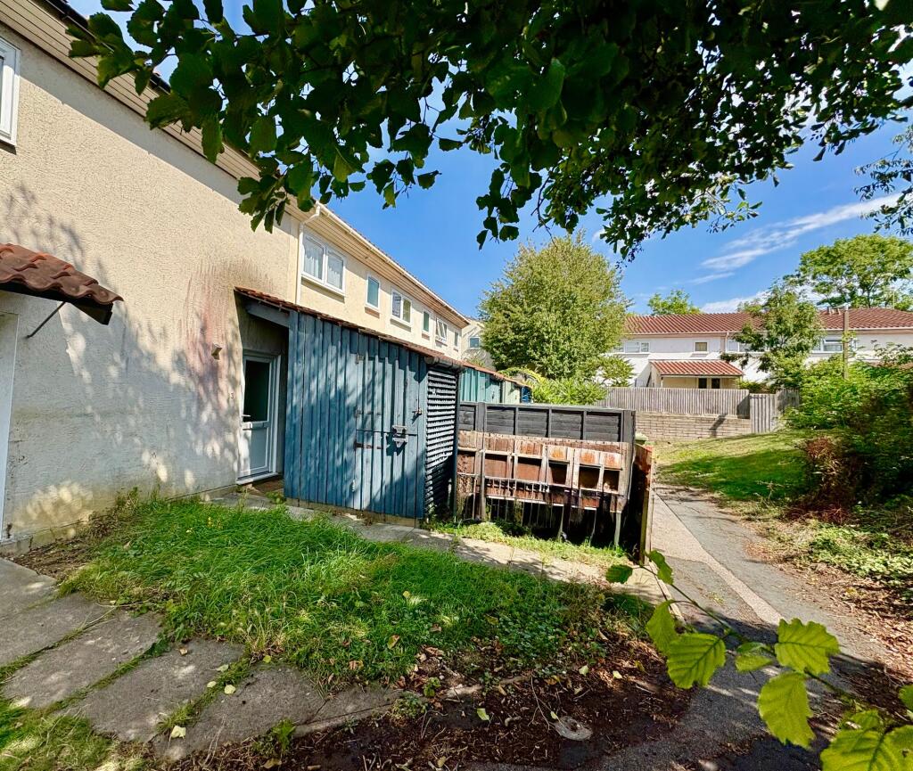 2-bed flat on Ellisgill Court, Heelands, MK13, £165,000