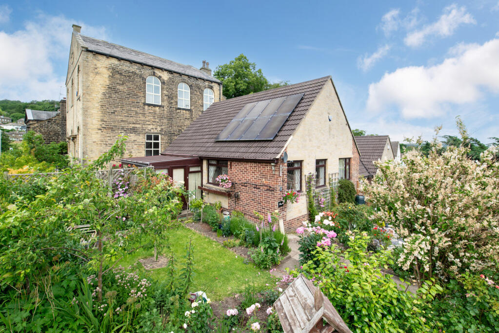 House in Bradford, Harden - View 5