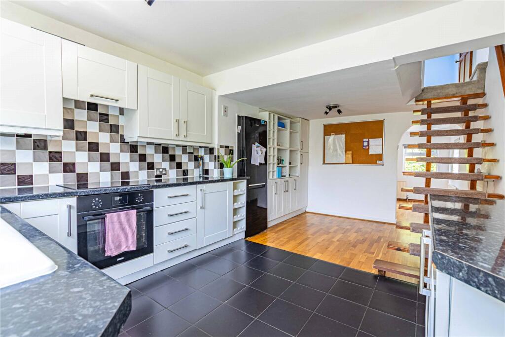 Tile Kiln Lane, Leverstock Green, Hemel Hempstead, Hertfordshire, HP3 photo 4