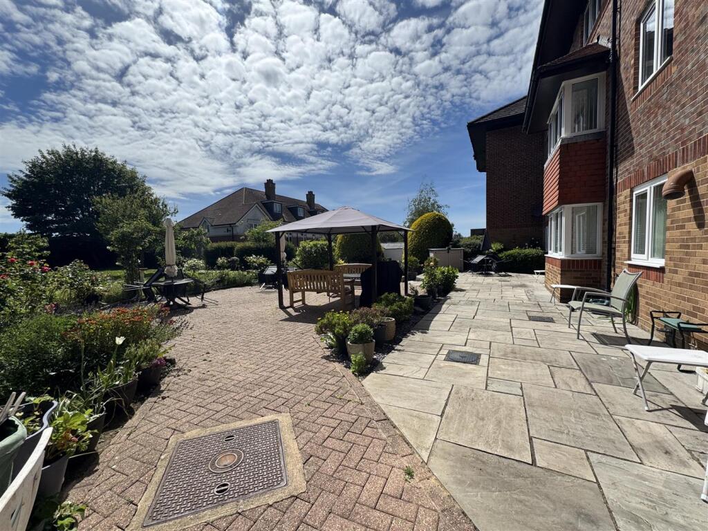 Apartment in Worthing, West Sussex - View 2