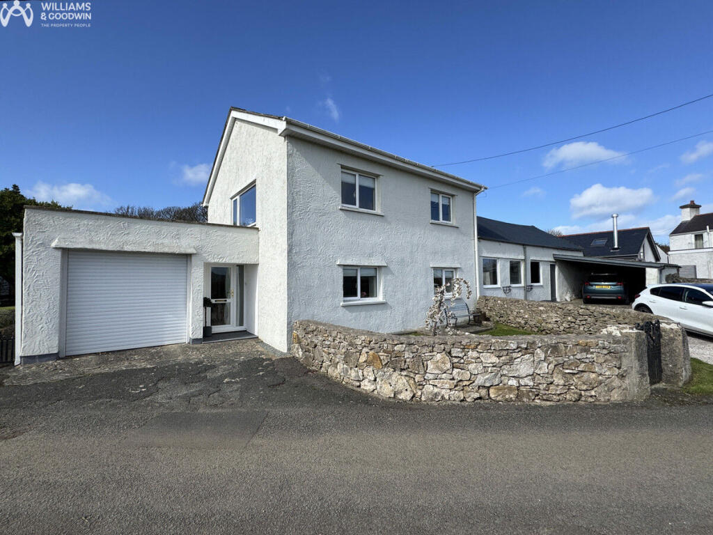 3-bed detached on Lon Gwenfro, Llanbedrgoch, Anglesey, LL76, £455,000