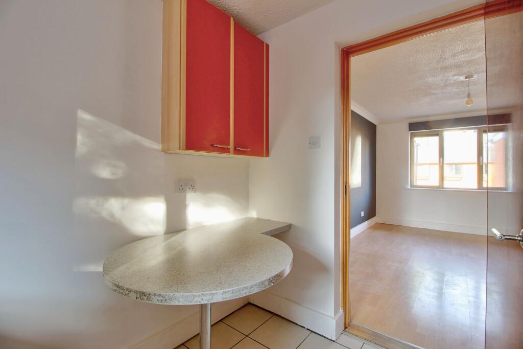 Apartment in Binfield, Amen Corner, Temple Park - More
