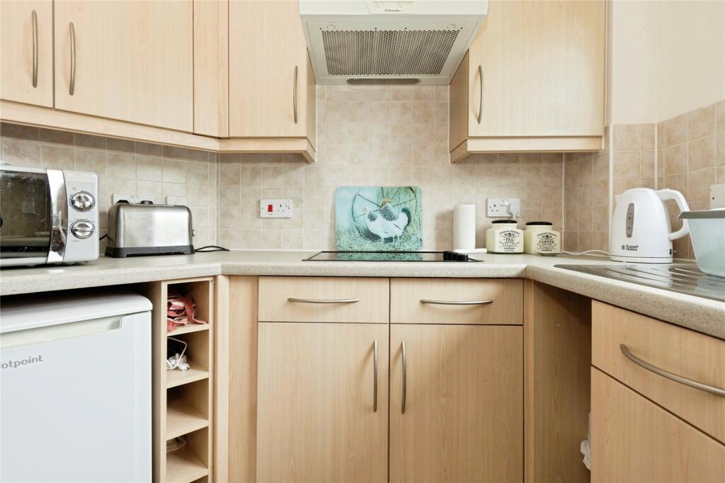 Apartment in Reigate and Banstead, Surrey - More