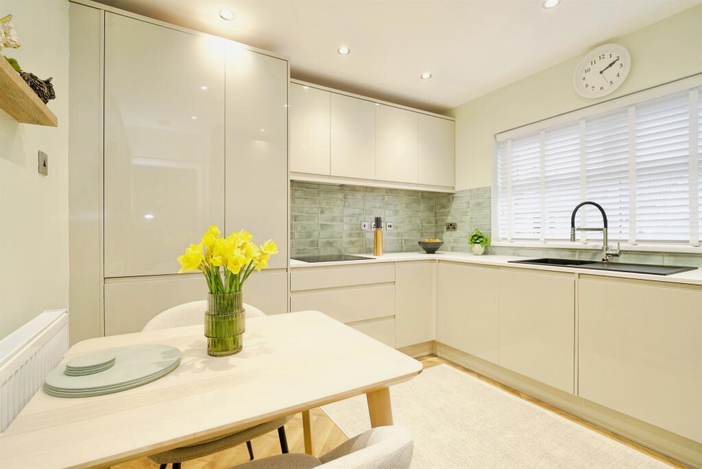 House in Doncaster, Barnby Dun with Kirk Sandall - View 2