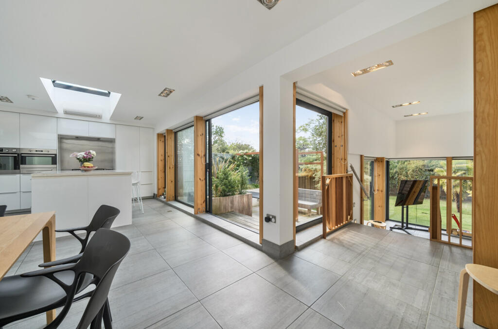 Main image of property: Fitzjohn Avenue, Barnet, EN5