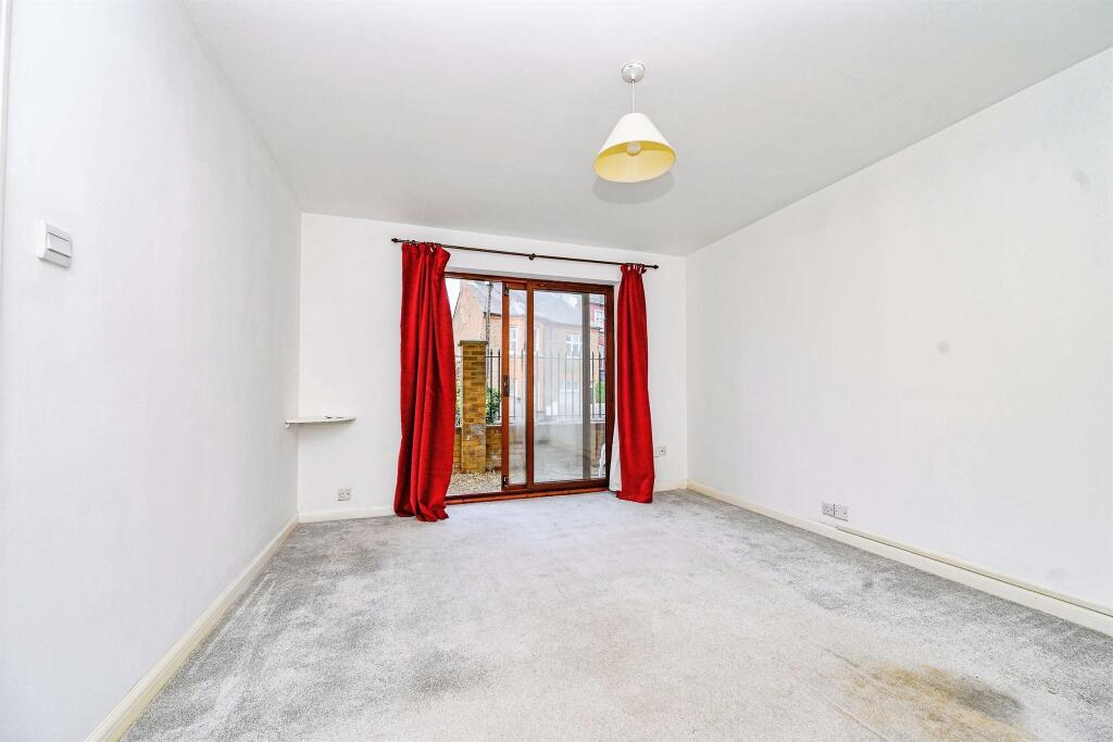 Apartment in Dacorum, Hertfordshire - View 5