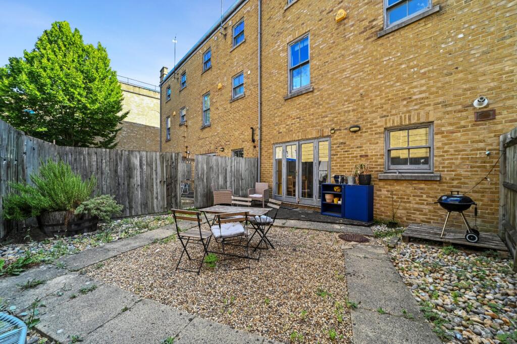 House in London, Stepney - More