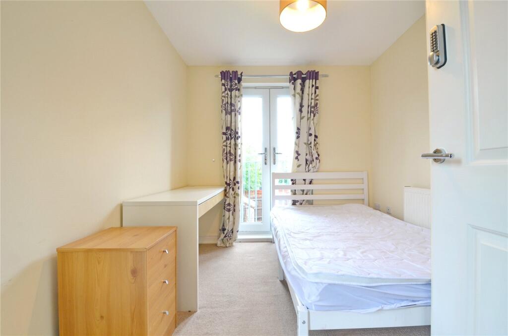 6 bedroom semi-detached house for rent