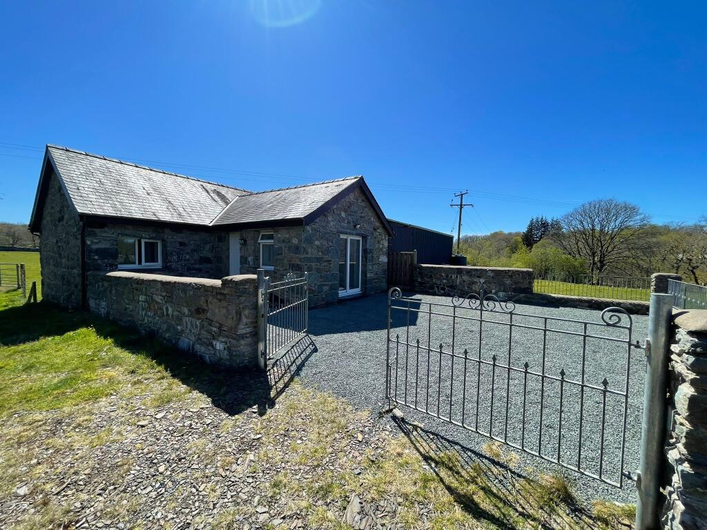 Main image of property: Beudy Tafarn Helyg