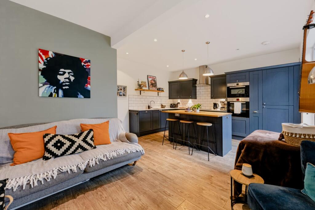 House in Glasgow - More
