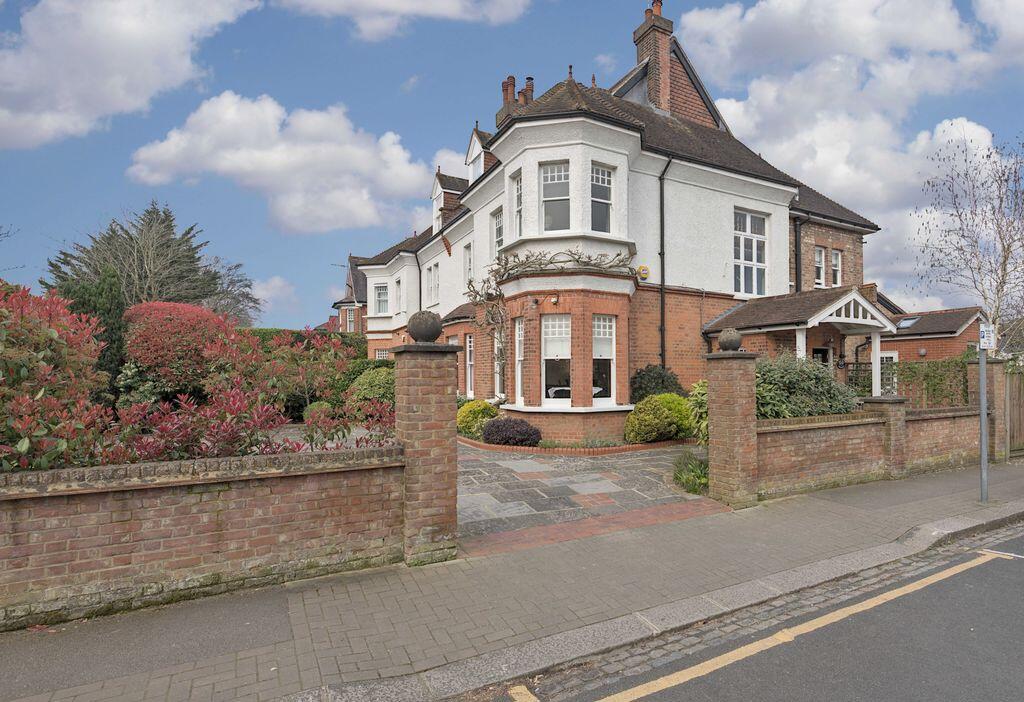 Main image of property: 118 Wood Street, Barnet