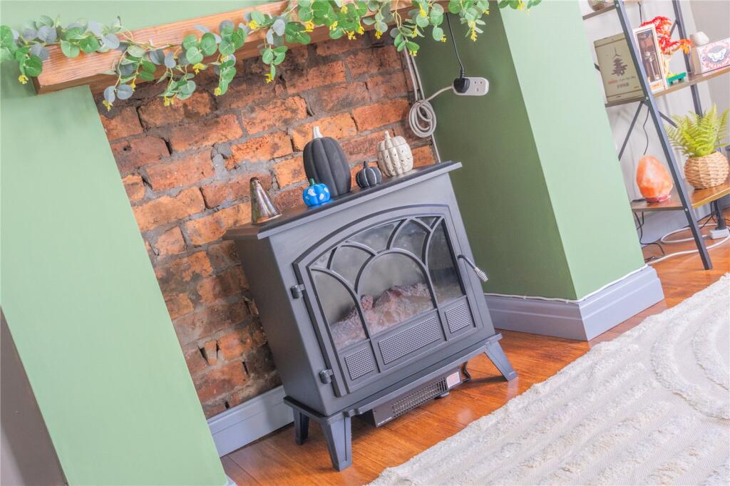 House in Oldham, Springhead - View 3