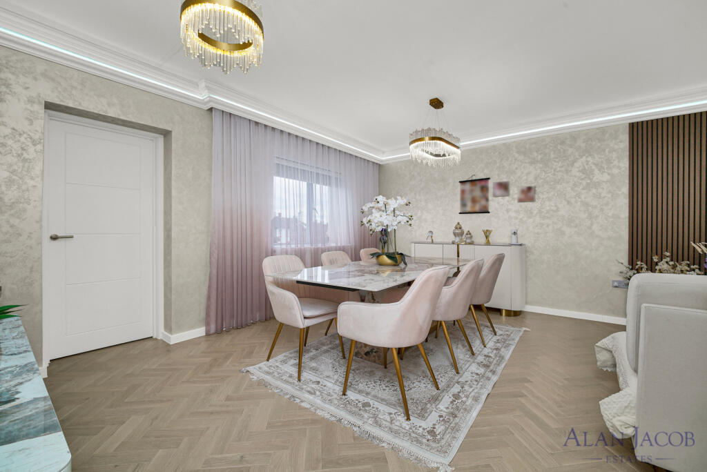 House in Romford - More