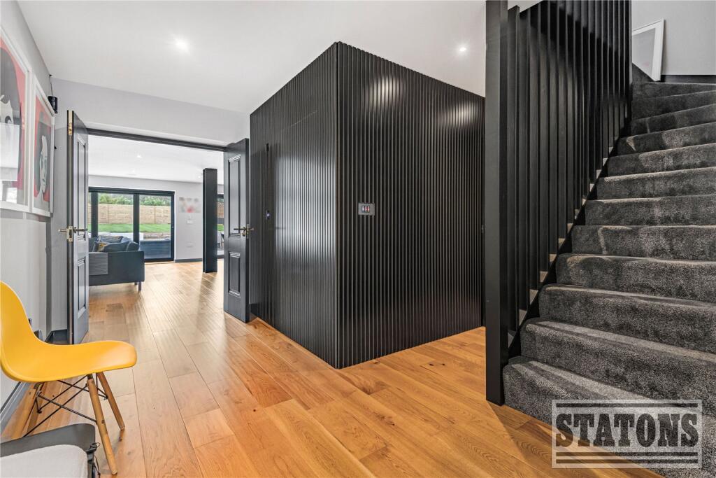 House in London, Hadley Wood - View 2