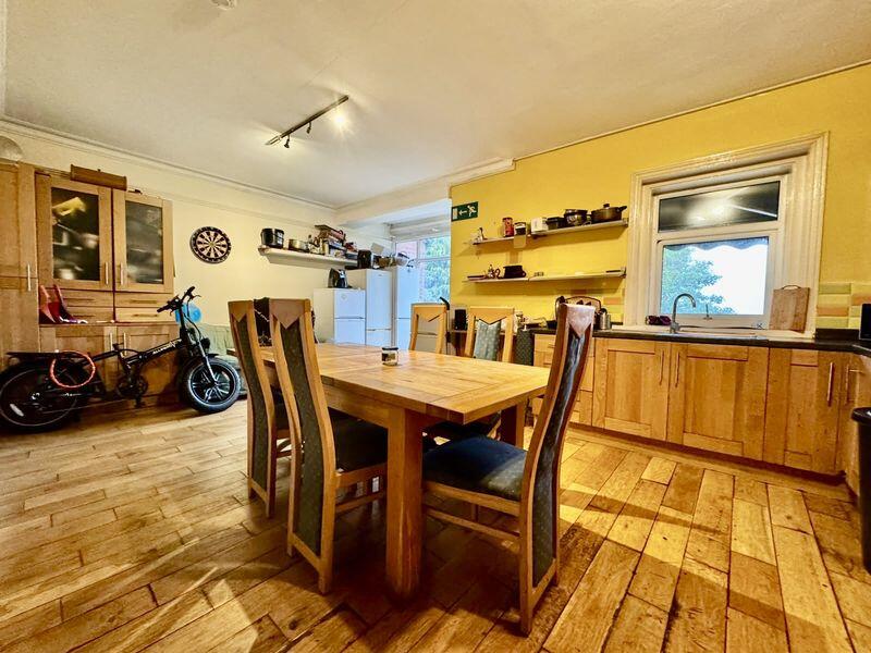 House in Luton - View 4