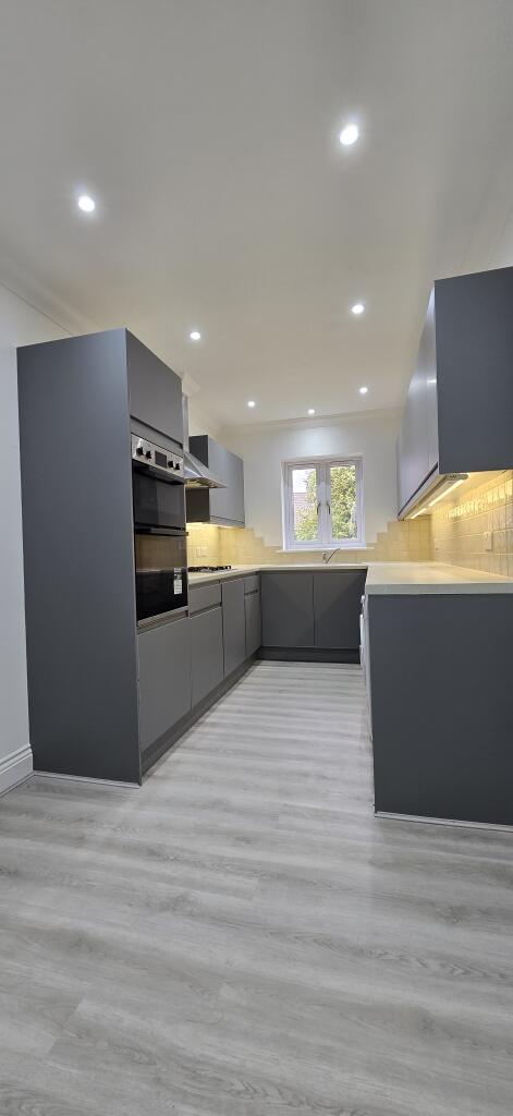 House in Sutton - More