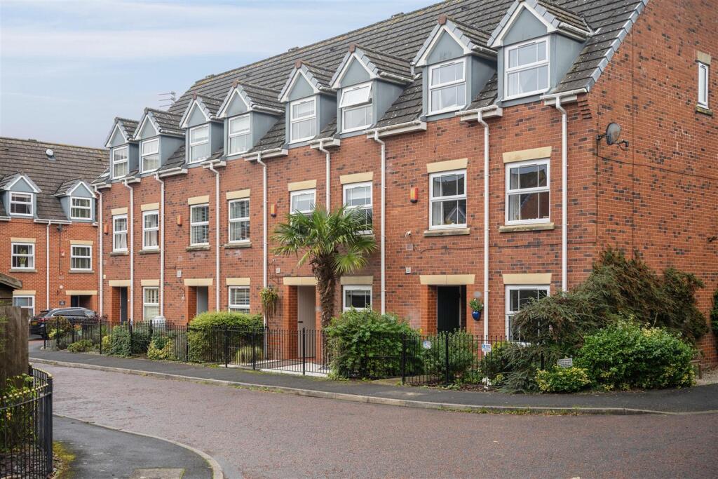 3-bed house on Bucklow Gardens, Lymm, £475,000