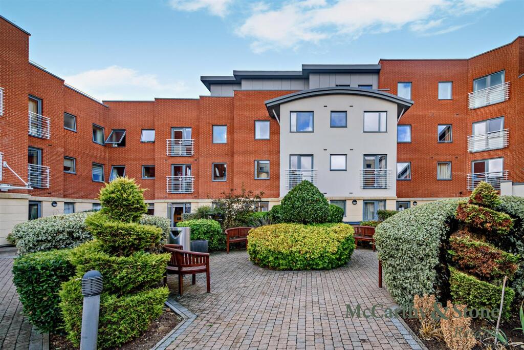 Apartment in Southall - View 3