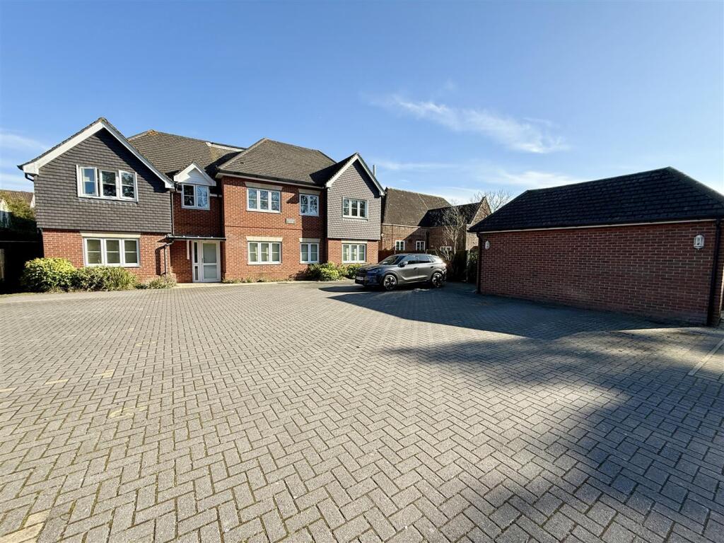 Main image of property: Locks Road,Locks Heath,Southampton