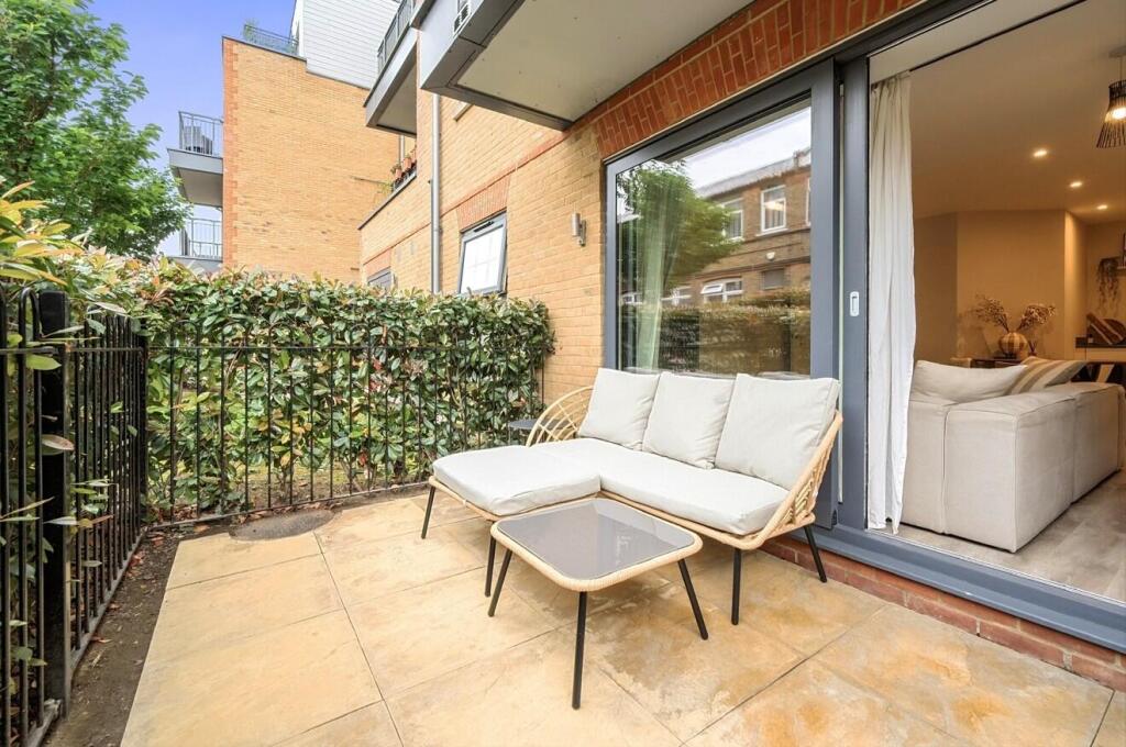 Apartment in London, Albany Park - View 4