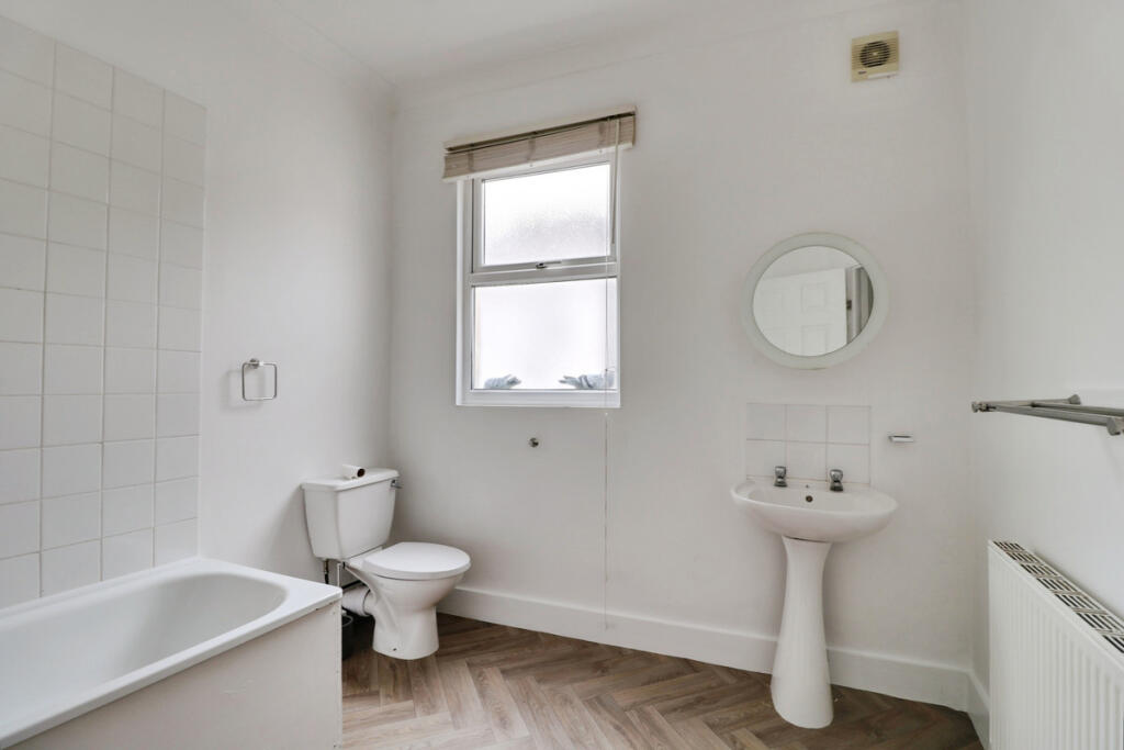 Apartment in Southend-on-Sea - View 4