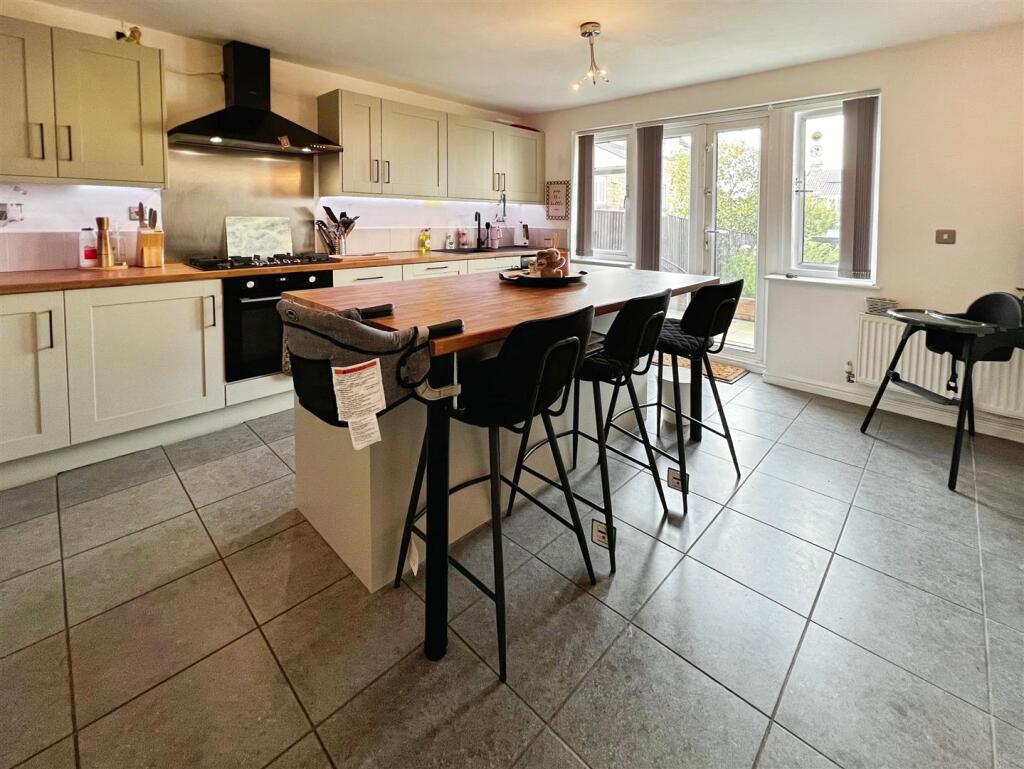 Loxley Close, Bradford, BD2 3HX photo 2