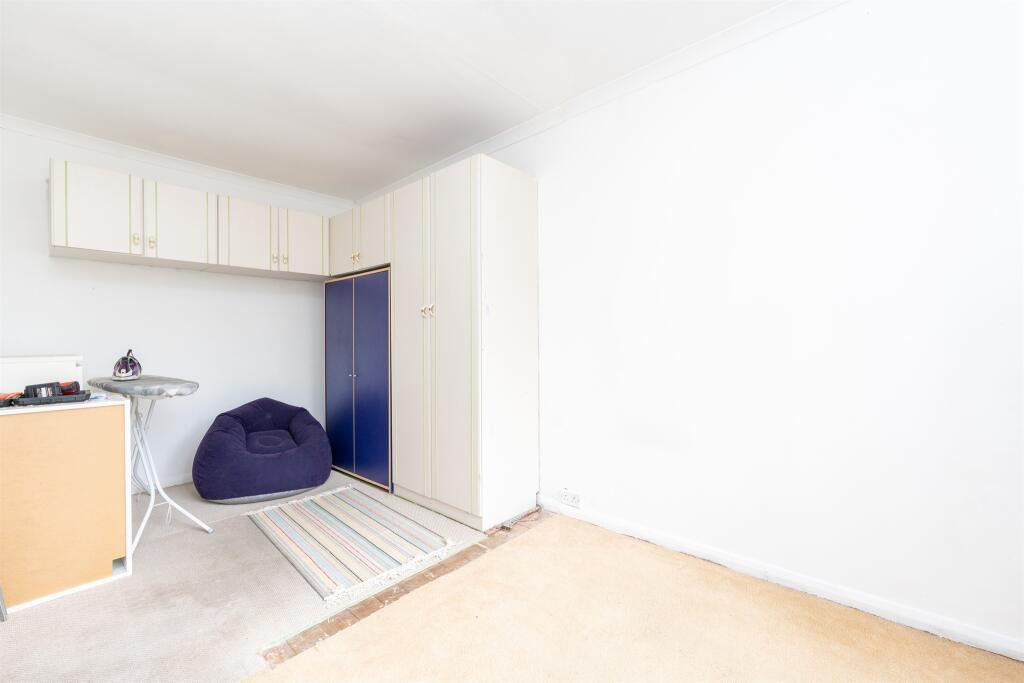 Apartment in Hertsmere, Hertfordshire - More