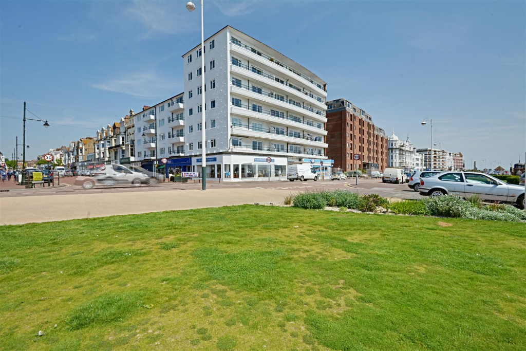 3-bed flat on Dalmore Court, Marina, Bexhill-On-Sea, £265,000
