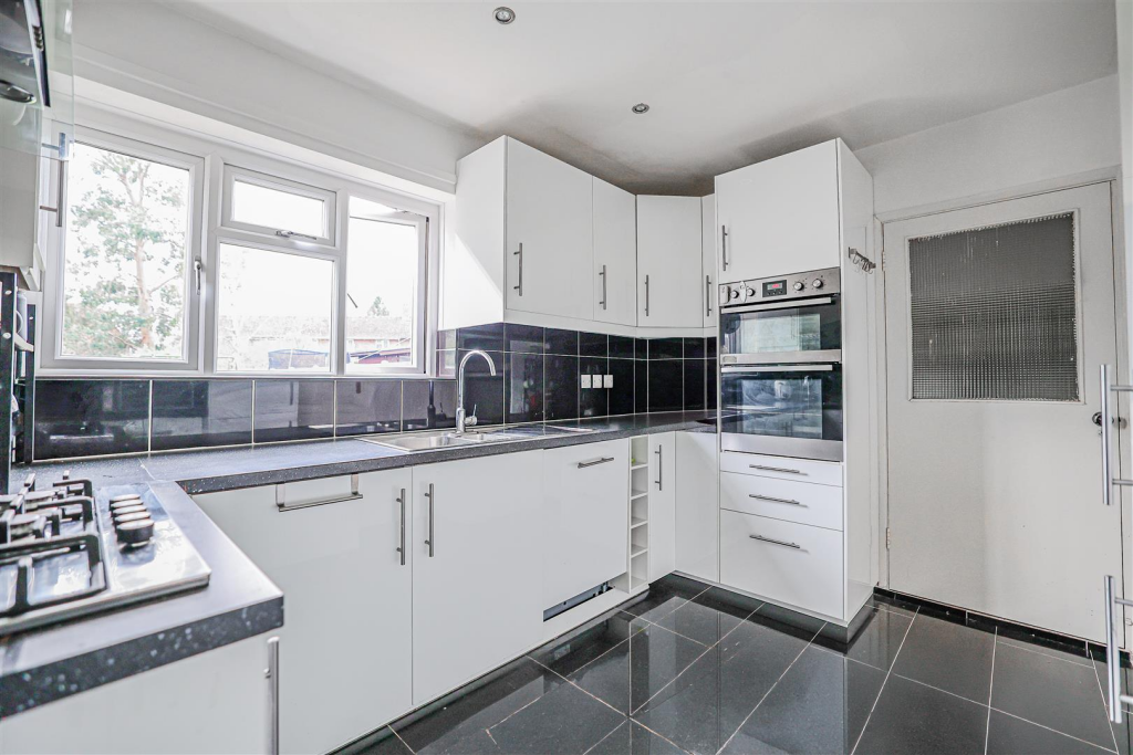 Adeyfield Road, Hemel Hempstead, HP2 - View 2