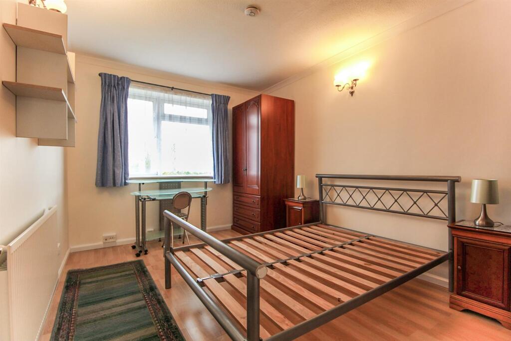 Apartment in Slough - More