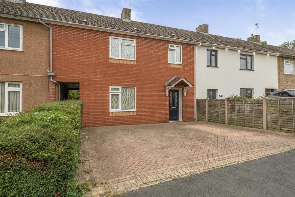 4-bed terraced on Wyndham Crescent, Broomhill, Bristol, £300,000