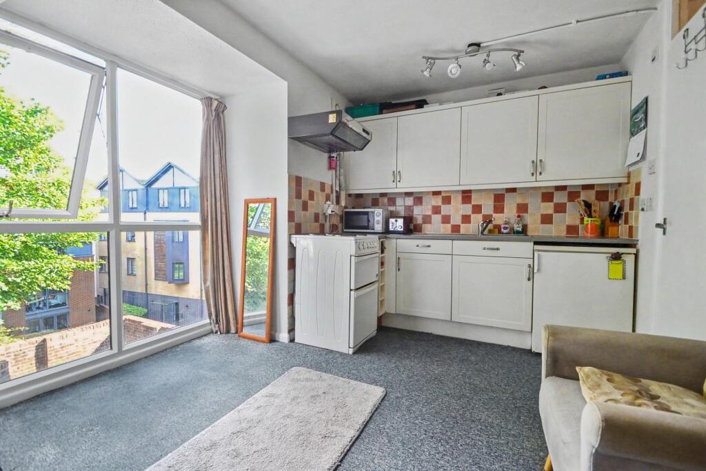 Apartment in Southampton - View 3