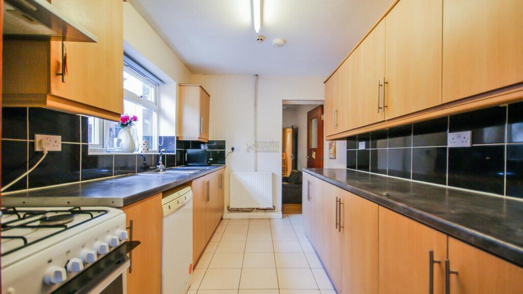 5 bedroom terraced house for rent
