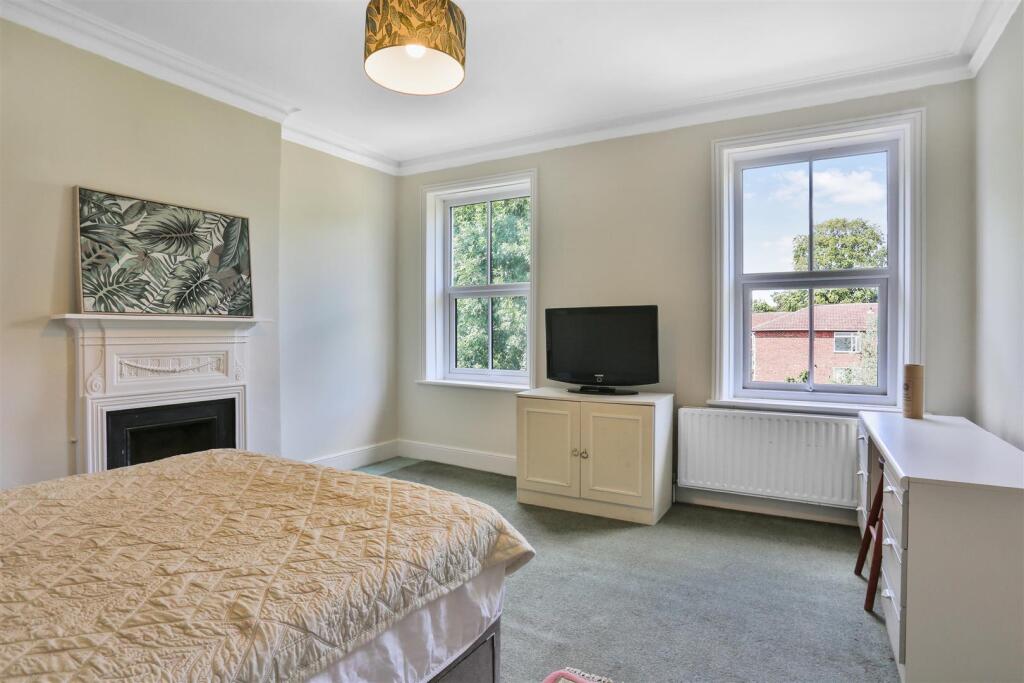 House in Sutton - More