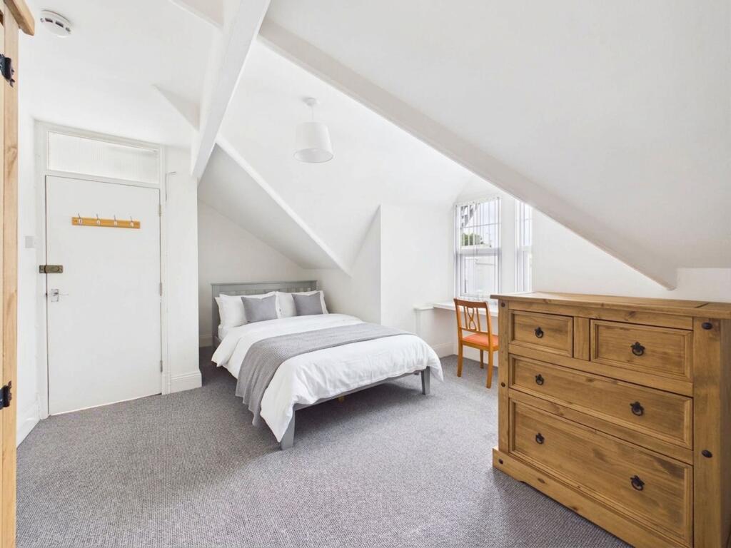 House in Gloucester - View 5