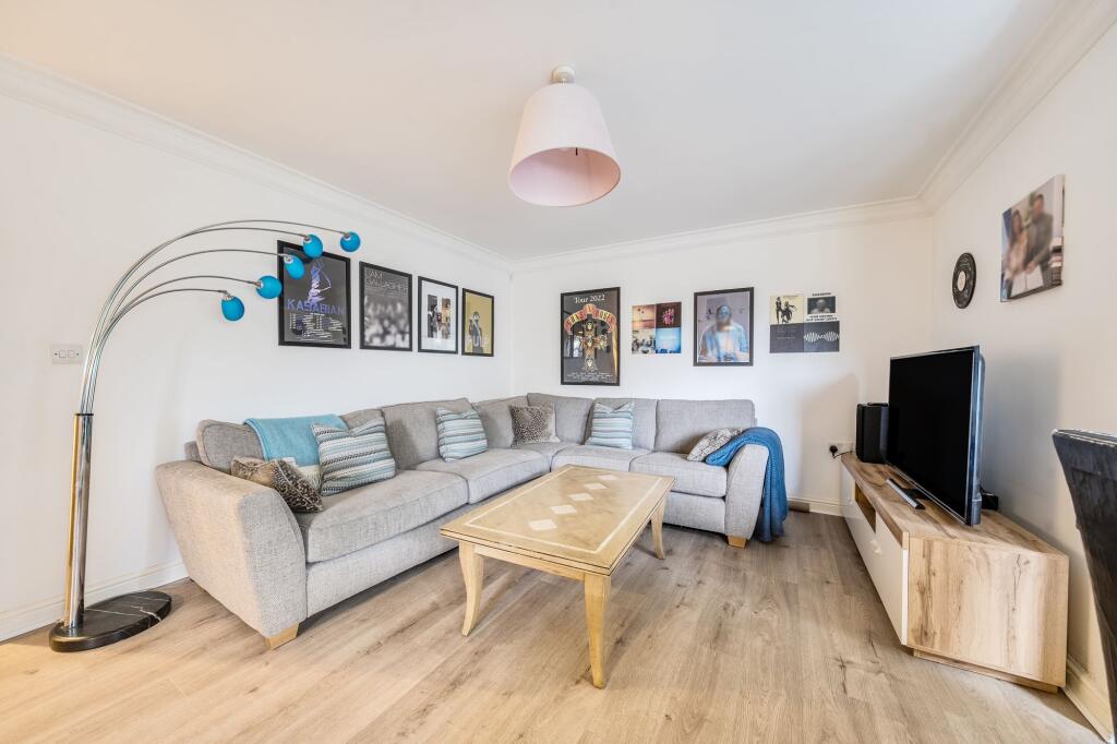 Apartment in Rushmoor, East End, North Town - View 2