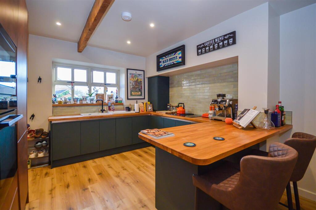 House in Wakefield, Crigglestone - View 4