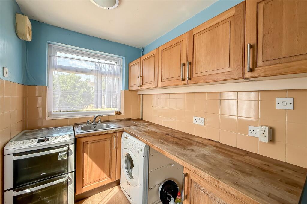 House in St Albans, Roestock, Colney Heath - More