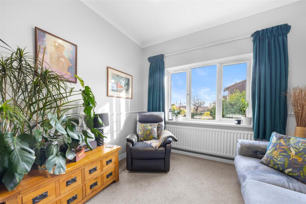 4 bed detached - Booker Close, Crowborough image 6