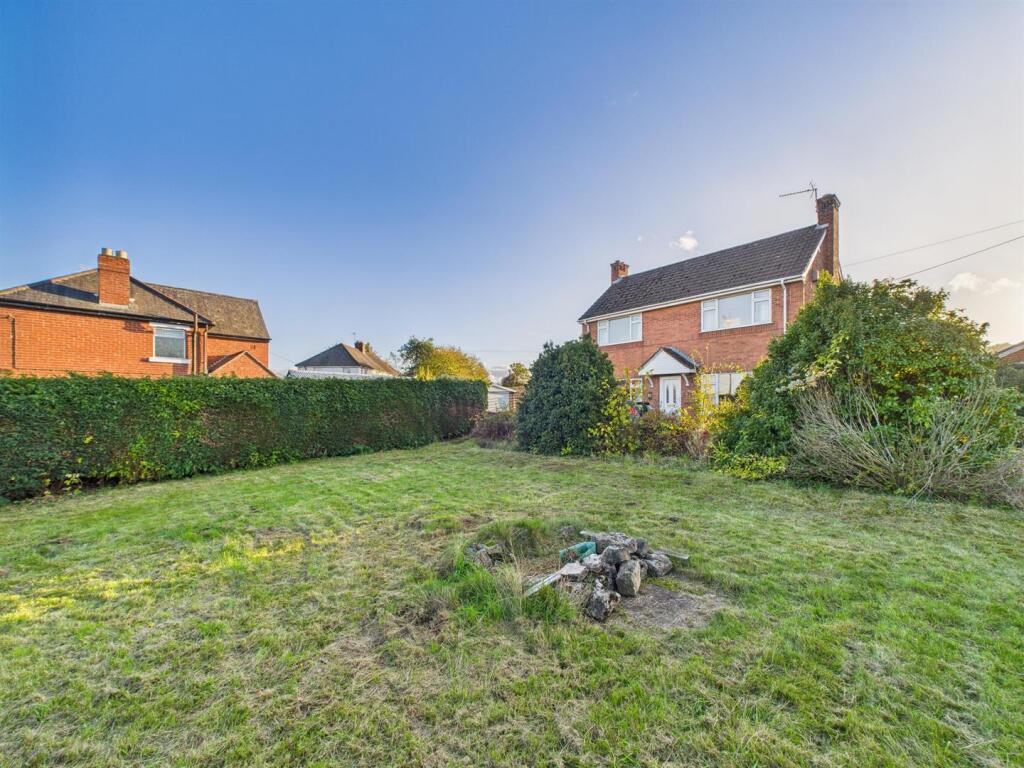 3-bed detached on Sunville, Llynclys, Oswestry, £300,000