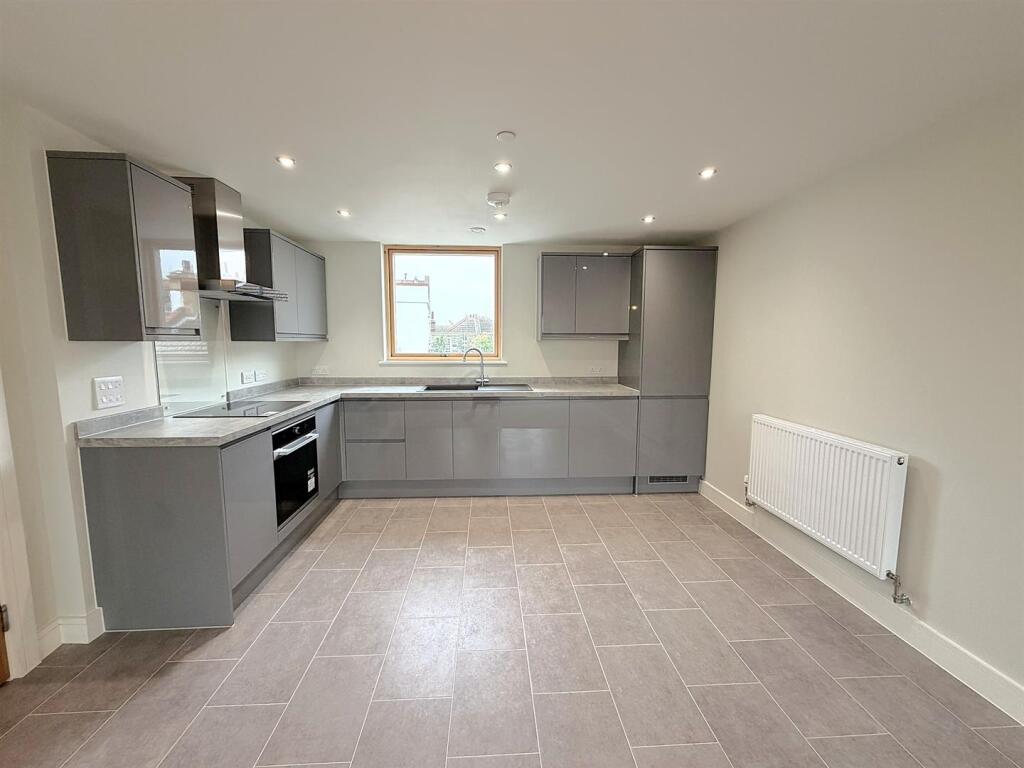 Apartment in Southend-on-Sea - View 3