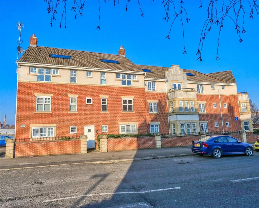 Main image of property: Spinner Croft, Chesterfield, S40