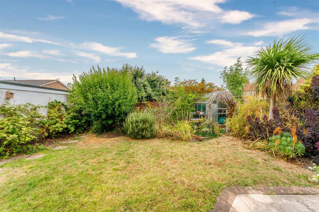 Three bedroom detached home in a prime location in the village of Yatton photo 2