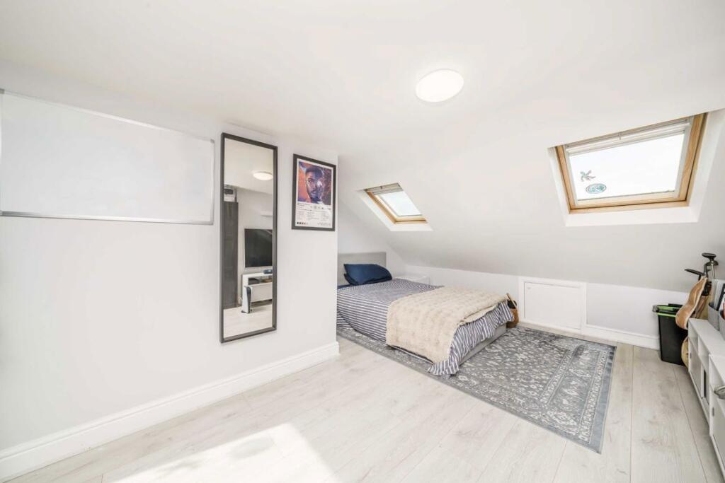House in Kingston upon Thames - More
