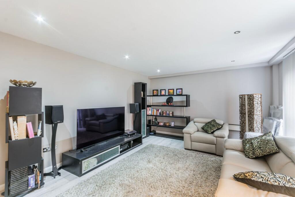 1-bed apartment on One Fletcher Gate, Adams Walk, Nottingham, Nottinghamshire, NG1 1QP, £145,000
