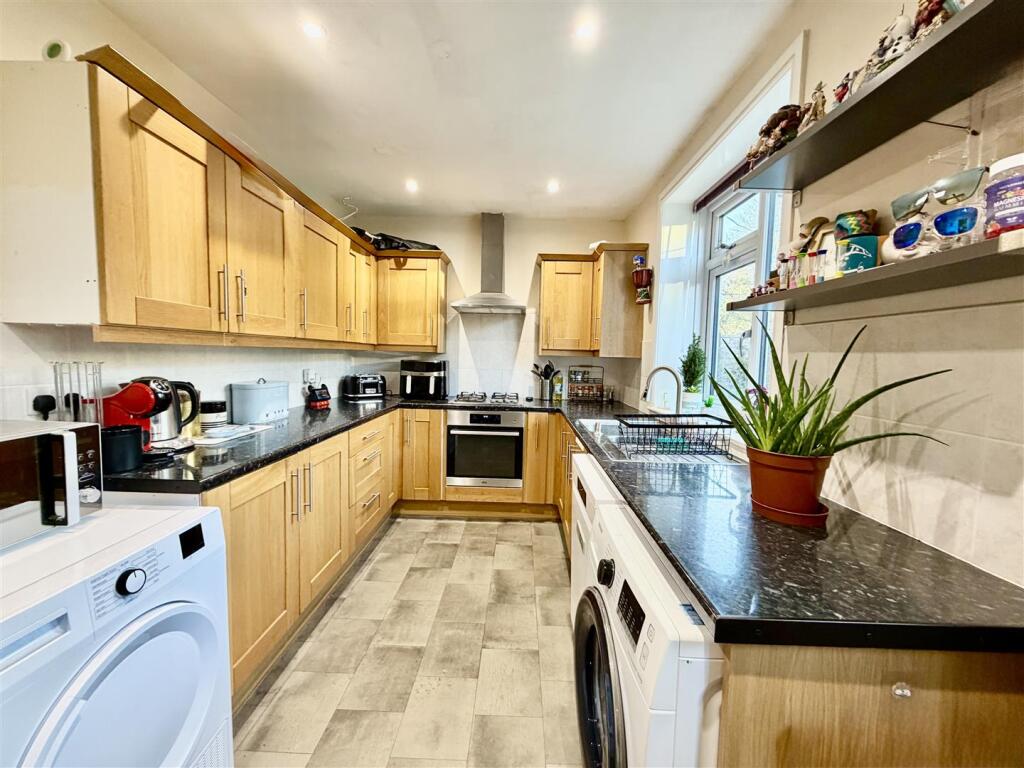 Oakes Avenue, Brockholes, Holmfirth, HD9 7EE photo 4
