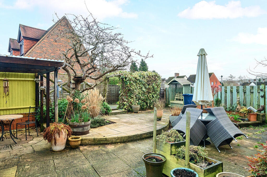 The Oval, Godalming, Surrey, GU7 photo 4